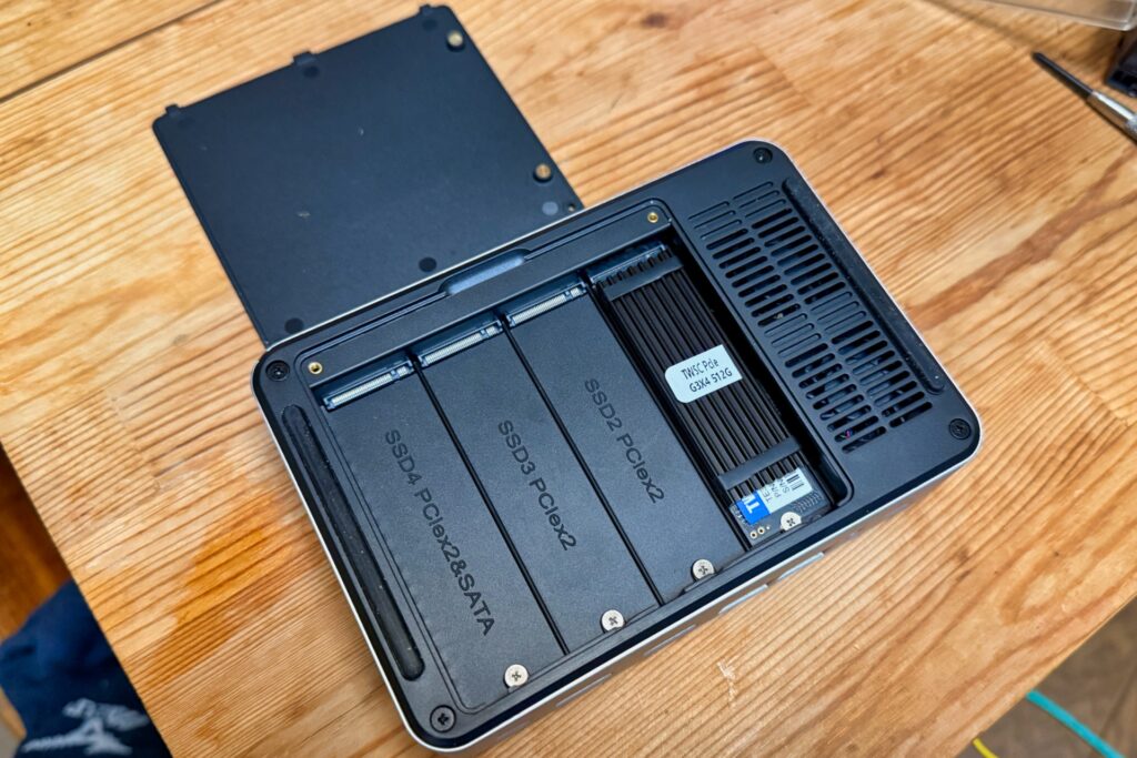 GMKtec NucBox G9 – M.2 NVMe SSD x4